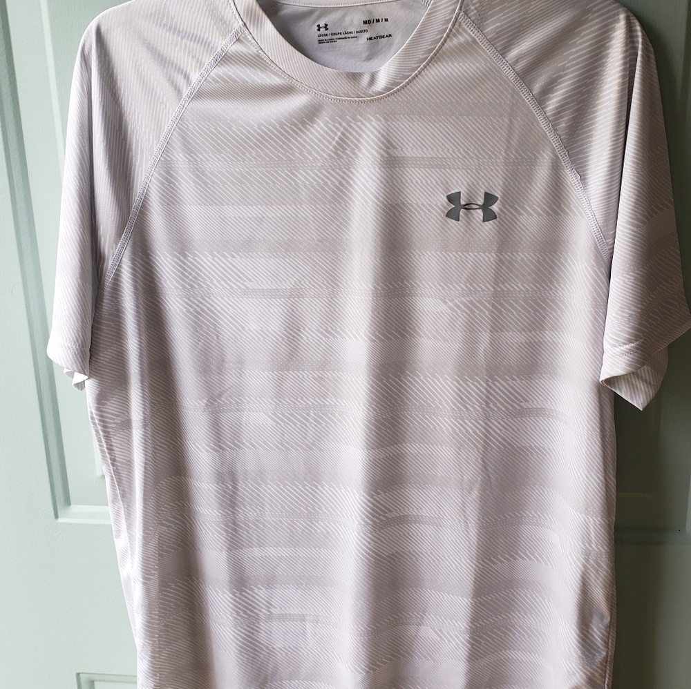 Men's medium under armour loose fit shirt (never wore)